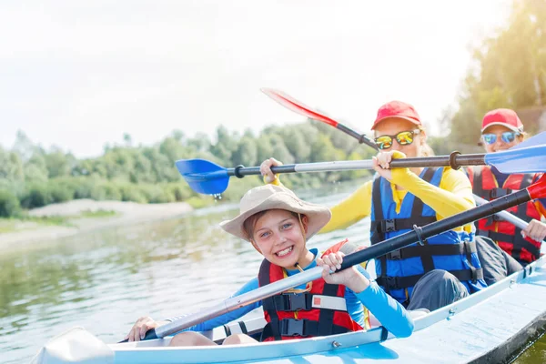 Glad pojke kajak på floden på en solig dag under sommarlovet — Stockfoto