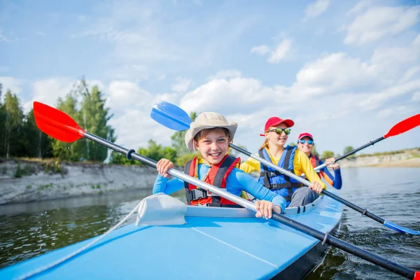Happy boy kayaking on the river on a sunny day during summer vacation — Stock Photo, Image