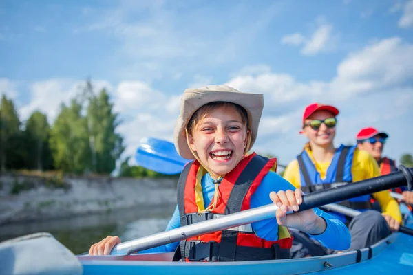 Glad pojke kajak på floden på en solig dag under sommarlovet — Stockfoto