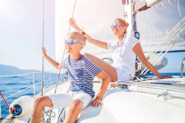 Ragazzo con la sorella a bordo di yacht a vela in crociera estiva. — Foto Stock