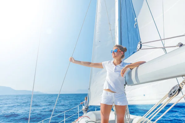 Vacker flicka avkopplande På Yacht i Grekland — Stockfoto