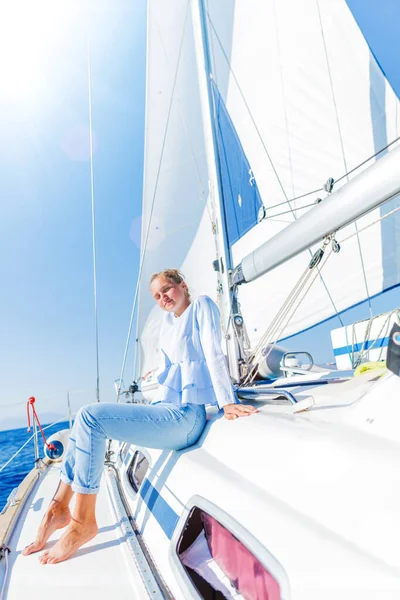 Vacker flicka avkopplande På Yacht i Grekland — Stockfoto