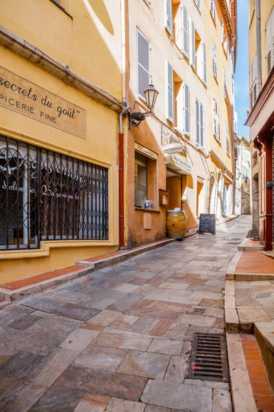 Idyllische straat in het oude centrum van Grasse, Frankrijk — Stockfoto