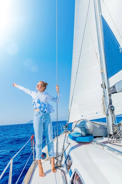 Mooi meisje ontspannen op jacht in Griekenland — Stockfoto