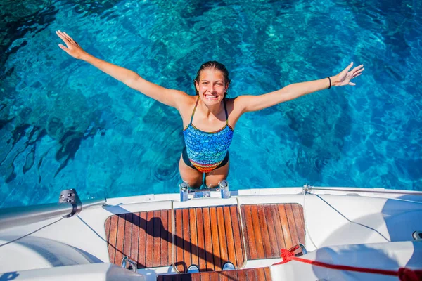 Bella ragazza rilassante in barca in Grecia — Foto Stock