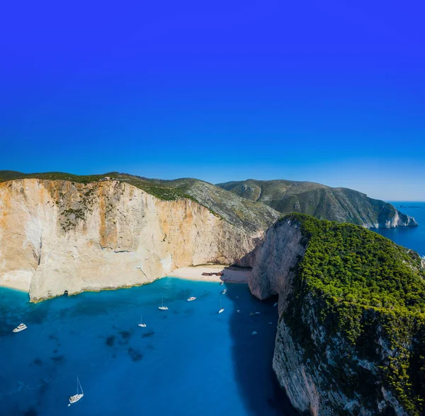 La increíble playa de Navagio en Zante, Grecia — Foto de Stock