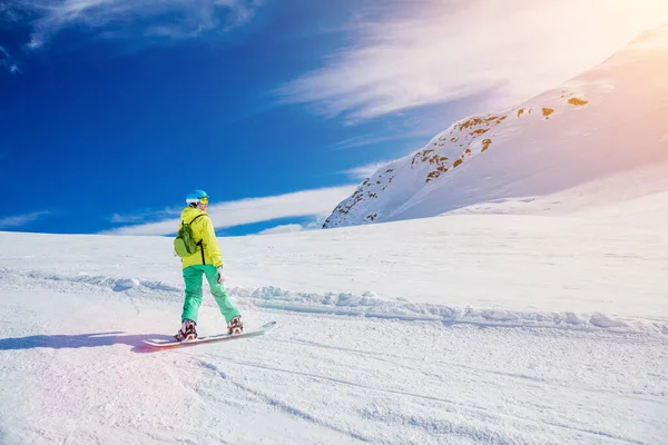 Dziewczyna snowboardzista zabawy w ośrodku narciarskim zimą. — Zdjęcie stockowe