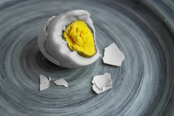 Варене яйце на тарілці з яєчним ярмом Ліцензійні Стокові Фото