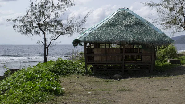 Ancienne cabane en bambou au bord de la mer — Photo