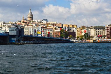 İstanbul Boğaziçi Galata Kulesi ve Galata Köprüsü. Öğle -den sonra. Satırlar, Müslüman.