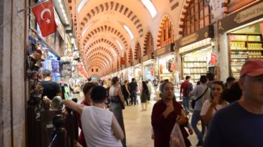 17. yüzyılda inşa Misir Çarşısı içinde yerli halk ve turistler dünyanın çeşitli ülkelerinden alışveriş vardır. Istanbul Türkiye, 30 Ağustos 2018