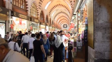 17. yüzyılda inşa Misir Çarşısı içinde yerli halk ve turistler dünyanın çeşitli ülkelerinden alışveriş vardır. Istanbul Türkiye, 30 Ağustos 2018