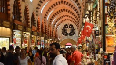 17. yüzyılda inşa Misir Çarşısı içinde yerli halk ve turistler dünyanın çeşitli ülkelerinden alışveriş vardır. Istanbul Türkiye, 30 Ağustos 2018