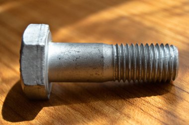 Ağır metal cıvata ve takım ekipmanları. Flanşlar, bağlayın. Ahşap zeminüzerinde