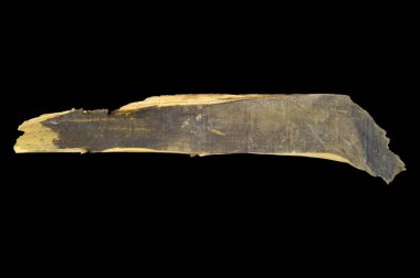 Doğal çam ahşap tahta doku. Kırık ve kirli. Tahıl, kapak. Siyah arka planda yalıtılmış.