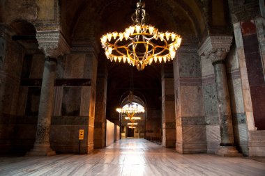 Ayasofya 'nın içi İstanbul' da bir müze, tarihi bazilika ve camidir. Bizans İmparatoru Justinianus tarafından 532-537 yılları arasında İstanbul 'da inşa edildi. Fotoğraf çekimi tarihi 14 Haziran 2020