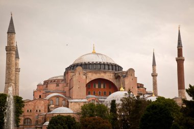Ayasofya, İstanbul 'da bir müze, tarihi bazilika ve camidir. Bizans İmparatoru Justinianus tarafından İstanbul 'un tarihi yarımadasında 532-537 yılları arasında inşa edilmiştir. Fotoğraf çekimi tarihi 14 Haziran 2020