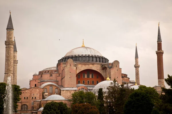ハギア ソフィアはイスタンブールの博物館 歴史的大聖堂 モスクである ビザンツ帝国のユスティニアヌス帝によって イスタンブールの歴史的半島に建設された 撮影日2020年6月14日 — ストック写真