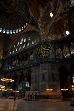 Ayasofya, İstanbul 'da bir müze, tarihi bazilika ve camidir. Bizans İmparatoru Justinianus tarafından 532-537 yılları arasında İstanbul 'da inşa edildi. Fotoğraf çekimi tarihi 14 Haziran 2020