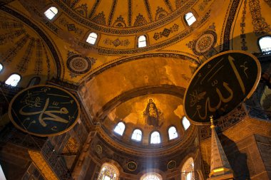 Ayasofya, İstanbul 'da bir müze, tarihi bazilika ve camidir. Bizans İmparatoru Justinianus tarafından 532-537 yılları arasında İstanbul 'da inşa edildi. Fotoğraf çekimi tarihi 14 Haziran 2020