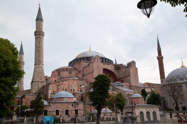 Ayasofya, İstanbul 'da bir müze, tarihi bazilika ve camidir. Bizans İmparatoru Justinianus tarafından 532-537 yılları arasında İstanbul 'da inşa edildi. Fotoğraf çekimi tarihi 14 Haziran 2020