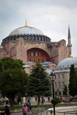 Ayasofya, İstanbul 'da bir müze, tarihi bazilika ve camidir. Bizans İmparatoru Justinianus tarafından 532-537 yılları arasında İstanbul 'da inşa edildi. Fotoğraf çekimi tarihi 14 Haziran 2020