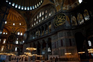 Ayasofya, İstanbul 'da bir müze, tarihi bazilika ve camidir. Bizans İmparatoru Justinianus tarafından 532-537 yılları arasında İstanbul 'da inşa edildi. Fotoğraf çekimi tarihi 14 Haziran 2020