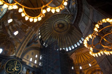 Ayasofya, İstanbul 'da bir müze, tarihi bazilika ve camidir. Bizans İmparatoru Justinianus tarafından 532-537 yılları arasında İstanbul 'da inşa edildi. Fotoğraf çekimi tarihi 14 Haziran 2020