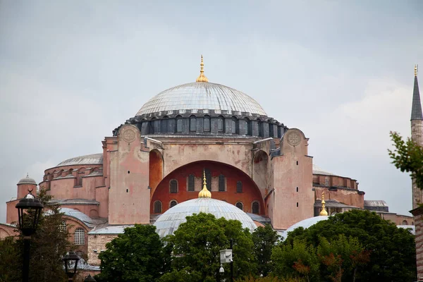 索菲亚海格 Hagia Sophia 是伊斯坦布尔的一座博物馆 历史教堂和清真寺 它由拜占庭皇帝查士丁尼亚努斯 Justinianus 在伊斯坦布尔以532 537的价格建造 照片拍摄日期 — 图库照片