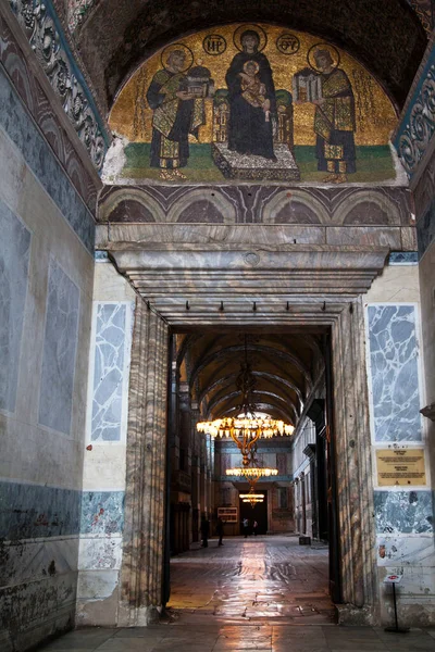索菲亚海格 Hagia Sophia 是伊斯坦布尔的一座博物馆 历史教堂和清真寺 它由拜占庭皇帝查士丁尼亚努斯建于532年至537年间的伊斯坦布尔半岛 入口门 拍照日期2020年6月14日 — 图库照片