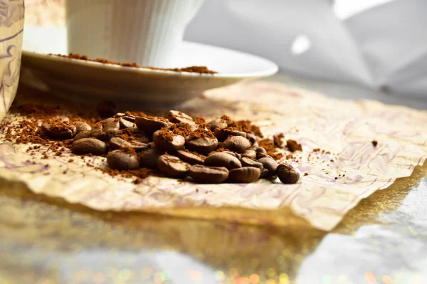 Granos Café Frescos Cuidadosamente Seleccionados Tostados Junto Taza Sobre Papel —  Fotos de Stock