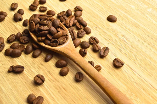 Starannie Dobrane Prażone Świeże Ziarna Kawy Drewniana Łyżka Drewnianym Tle — Zdjęcie stockowe
