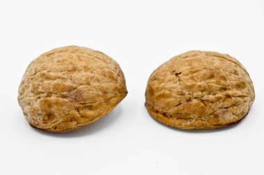 Sağlıklı ve besleyici bej kahverengi fındık taneleri, beyaz arka planda izole edilmiş.