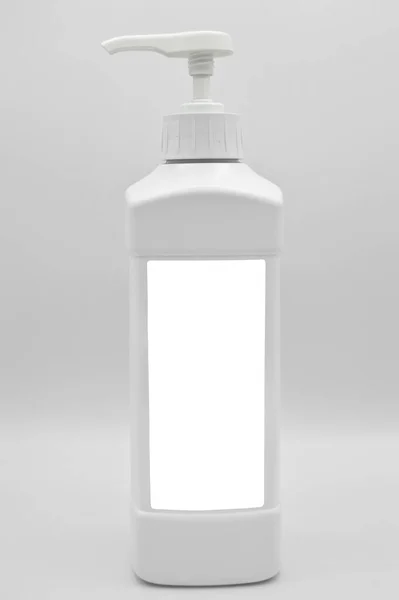 白い背景に隔離されたプラスチック液体洗剤と石鹸ボトル プラスチック洗剤と石鹸ボトル — ストック写真