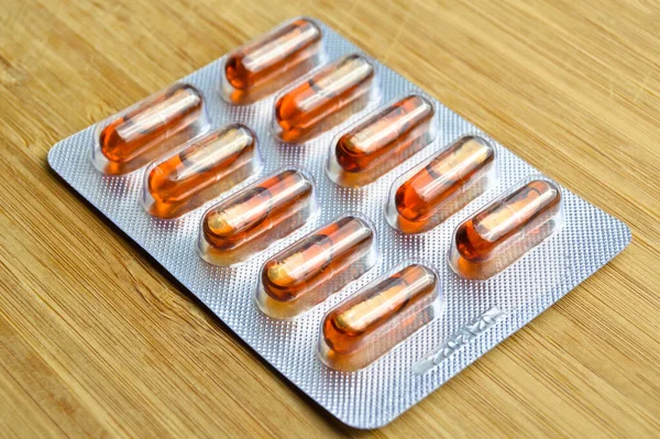 Pillole Capsula Arancione Isolate Sfondo Legno Pillole Capsula Medica — Foto Stock