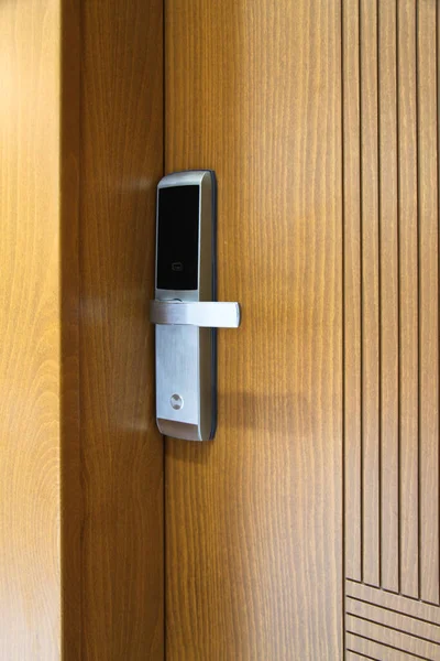 Modern Kayu Mencari Pintu Depan Keamanan Sistem Kunci Elektronik Pintu — Stok Foto