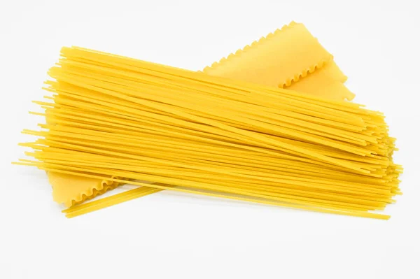 Lange Rauwe Verse Gezonde Droge Macaroni Pasta Geïsoleerd Witte Achtergrond — Stockfoto