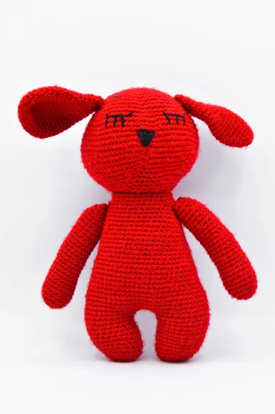 Handgemachtes Rotes Spielzeug Teddykaninchen Isoliert Auf Weißem Hintergrund — Stockfoto