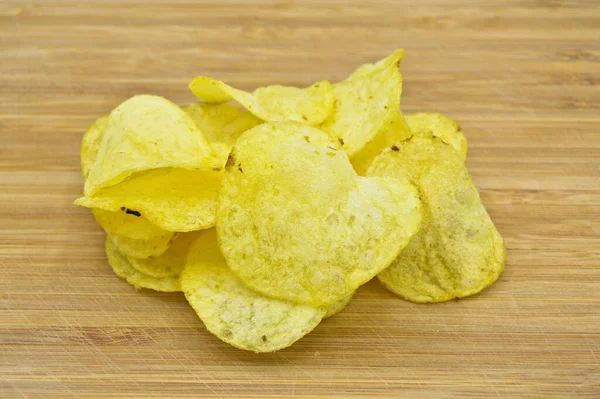Zelfgemaakte Verse Gebakken Aardappelen Chips Snijplank Gouden Kleur — Stockfoto