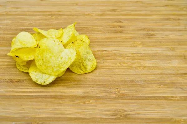 Hemlagad Färsk Och Stekt Potatis Chips Skärbräda Gyllene Färg — Stockfoto