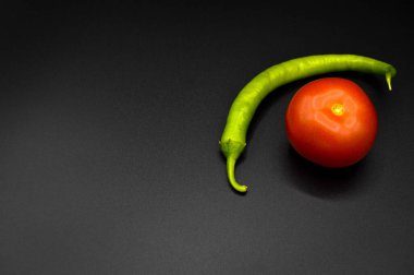 Taze, lezzetli, domates ve yeşil biber, taze organik domates biberi, siyah arka planda izole edilmiş.