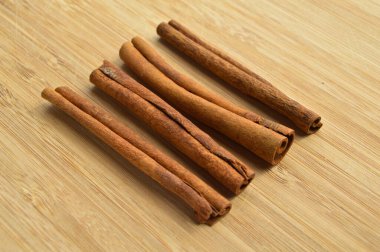 Kurumuş, kahverengi tarçın çubukları, aromatik baharat, ahşap arka planda.