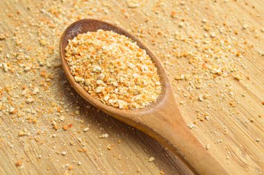 Kurutulmuş tarhana, ev yapımı çorba, tahta kaşıkta, kesme tahtasında.