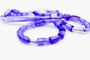 Mavi boncuklar sıralı, kısa tespih tesbih, Türk kültürü için önemli bir aksesuar, beyaz arka planda izole edilmiş.