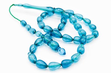 Mavi boncuklar sıralı, kısa tespih tesbih, Türk kültürü için önemli bir aksesuar, beyaz arka planda izole edilmiş.