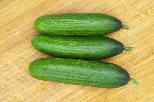 Sehr Frische Und Gesunde Grüne Gurken Auf Schneidebrett — Stockfoto