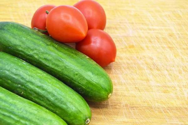 Very Fresh Healthy Green Cucumbers Tomato Cutting Board — Stock Photo, Image