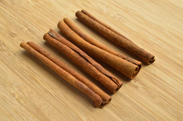 Dried Long Brown Cinnamon Sticks Aromatic Spice Wooden Background — Stock Photo, Image