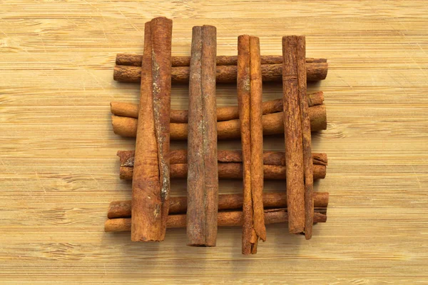 Palitos Canela Castanhos Longos Secos Especiarias Aromáticas Sobre Fundo Madeira — Fotografia de Stock