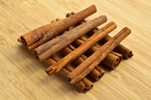 Palitos Canela Castanhos Longos Secos Especiarias Aromáticas Sobre Fundo Madeira — Fotografia de Stock